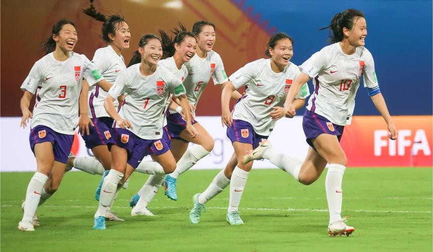包含艰难斗争：女足赛场上团队协作强大的词条