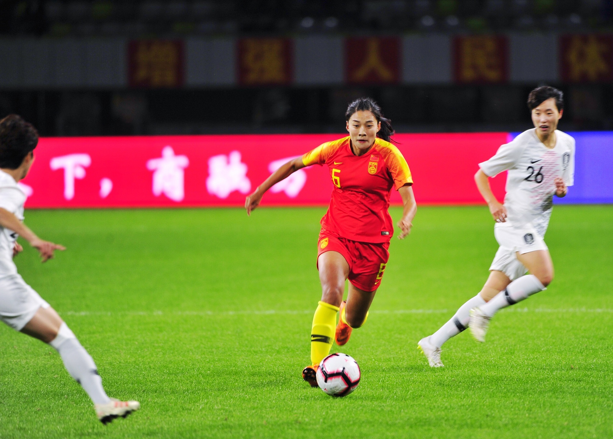 包含女足赛场火爆上演，技战术配合出彩连胜领先的词条
